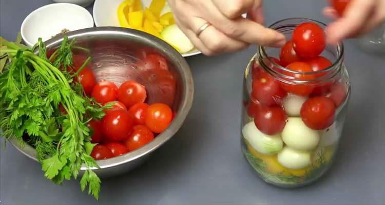 mettere le verdure e i pomodorini in un barattolo