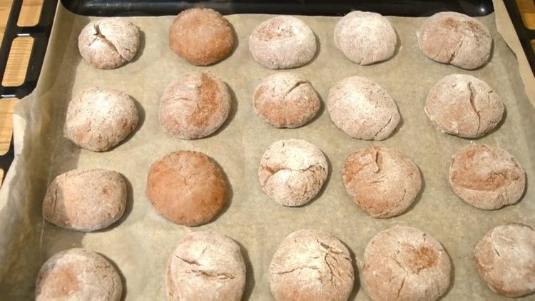 Biscotti di panpepato su una ricetta passo-passo con foto