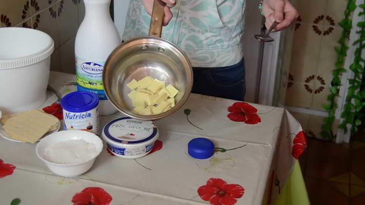 sciogliere il cioccolato bianco in una casseruola