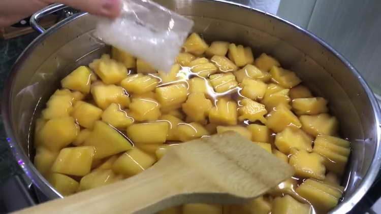 versare acqua da una zucca