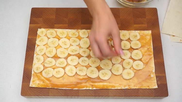 mettere la banana sul pane pita