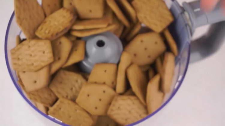 macinare cracker in un frullatore