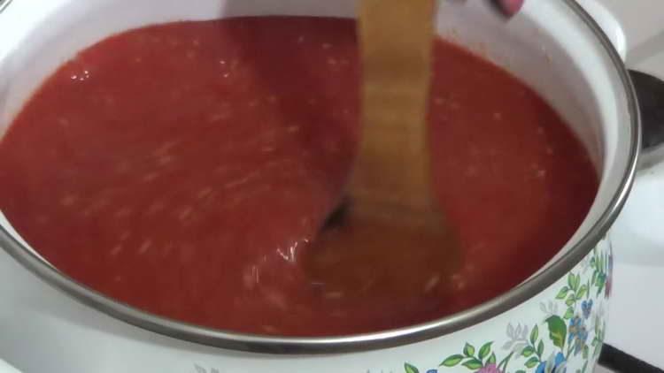 versare il pomodoro nella padella