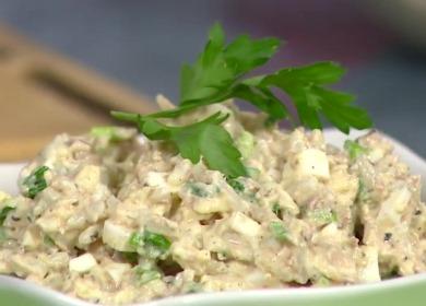 È Insalata di pesce in scatola semplice e gustosa