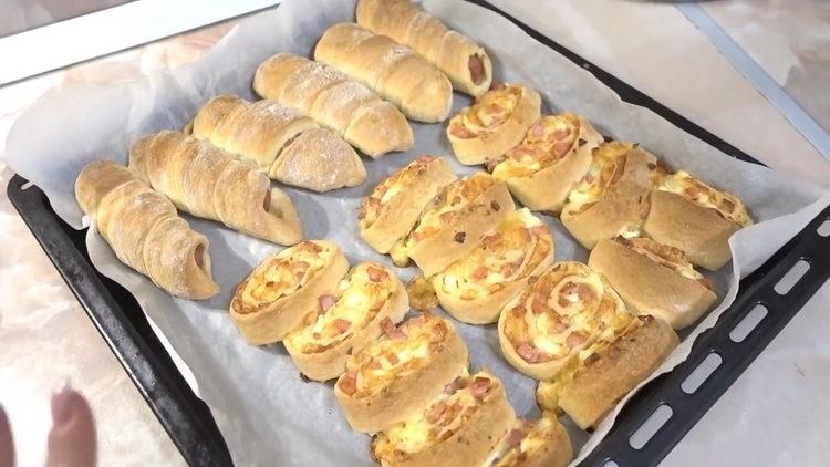 Pasta sfoglia di cottura secondo una ricetta graduale con una foto