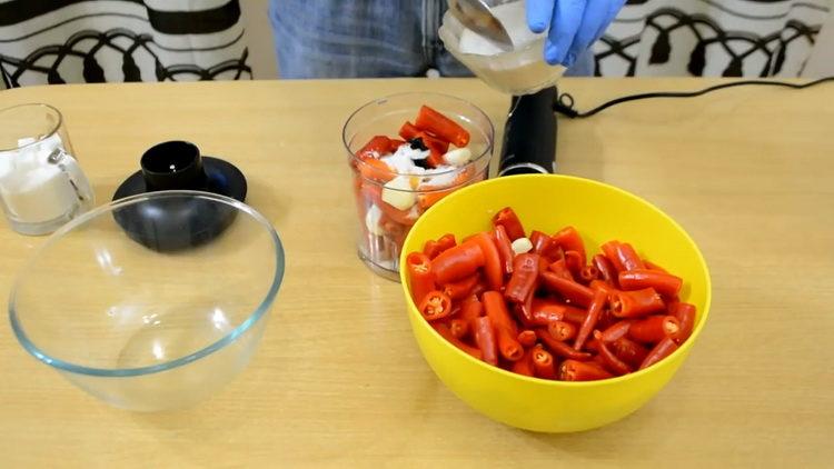 mescolare gli ingredienti per macinare