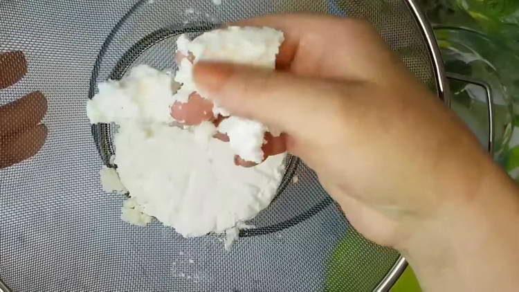 setacciare la ricotta attraverso un setaccio