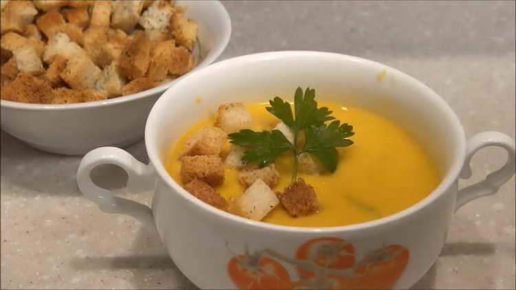 zuppa di crema di zucca con panna