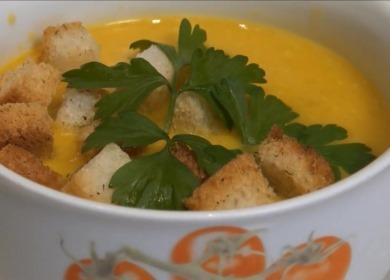 Zuppa delicata di zucca con panna