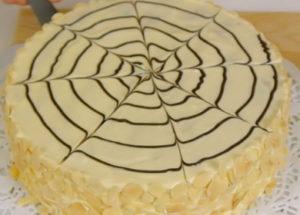 Famosa torta di Esterhazy con torte di mandorle e crema delicata