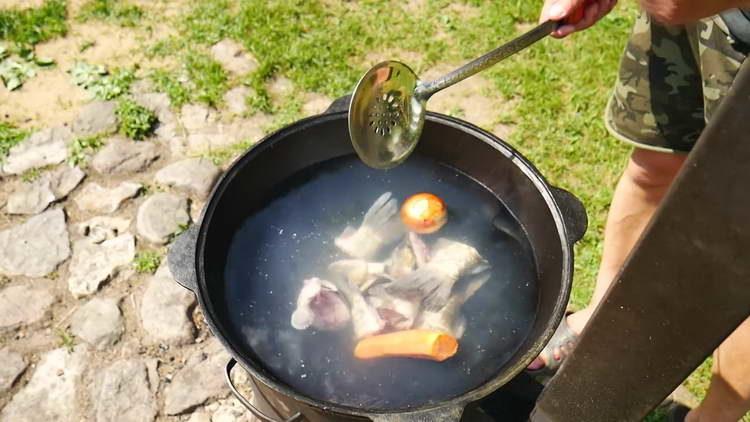 inviare pesce al calderone