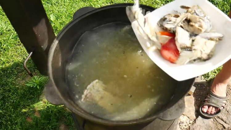 otteniamo verdure e pesce dalla zuppa di pesce