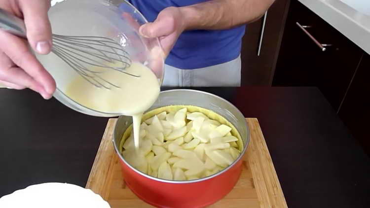 riempire la torta con panna acida