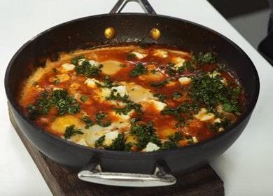 Shakshuka uova fritte israeliane  - una ricetta semplice