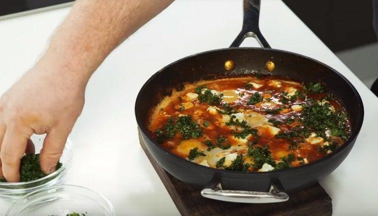 Quando si serve shakshuka, preparato secondo questa ricetta, solitamente cosparso di erbe tritate.