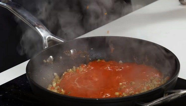 Versare il pomodoro schiacciato usando un frullatore nella padella.