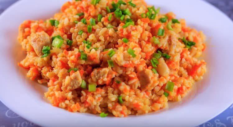 Il bulgur con pollo è gustoso, veloce e soddisfacente.