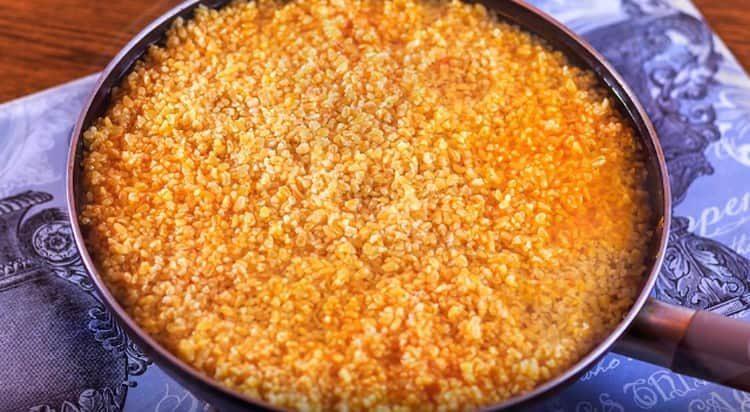 Mettiamo il bulgur in una padella, aggiungiamo acqua.