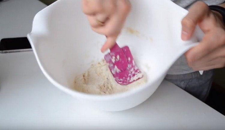 Aggiungi la farina d'avena alla massa di banana e ricotta e mescola l'impasto.