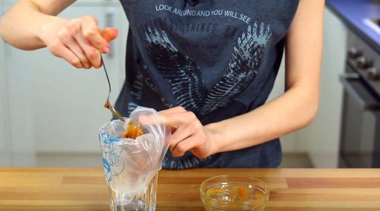 Per comodità, trasferiamo il latte condensato bollito in un sacchetto di pasta.