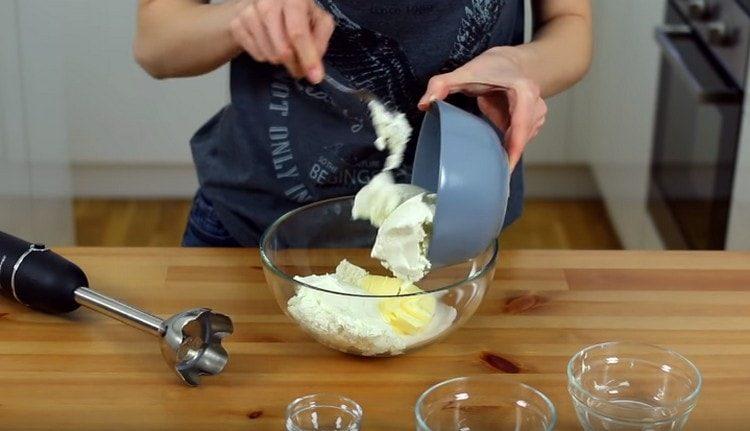 Metti zucchero, burro e ricotta in una ciotola.