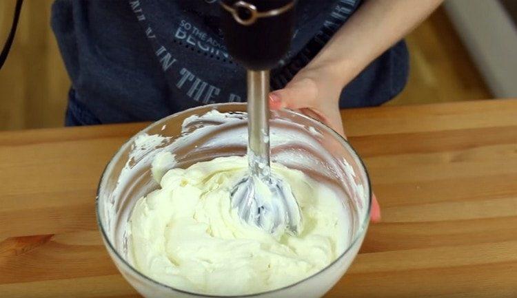 Interrompiamo la massa di cagliata con un frullatore a consistenza cremosa.