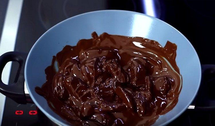 Affoghiamo il cioccolato a bagnomaria.