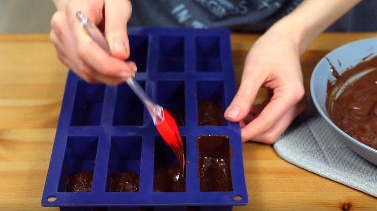 Forme per grasso di cagliata con glassa al cioccolato.