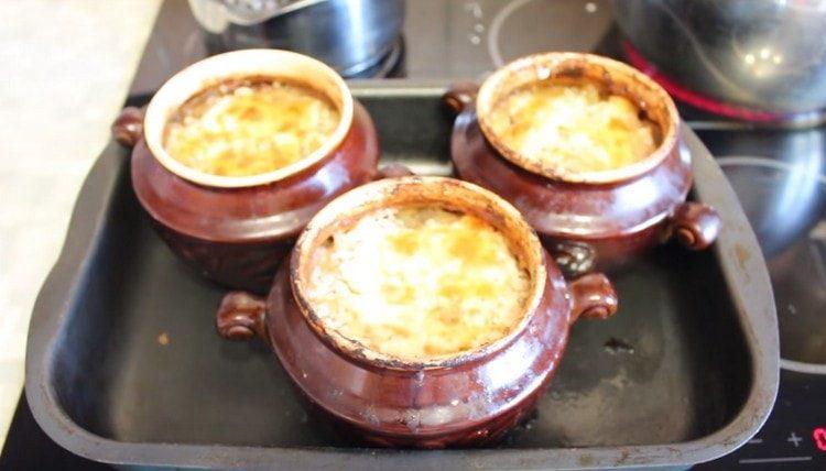 Il manzo in vaso, preparato secondo questa ricetta, è molto gustoso e soddisfacente.