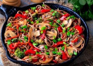 deliziosi noodles di grano saraceno: una ricetta con foto passo dopo passo.