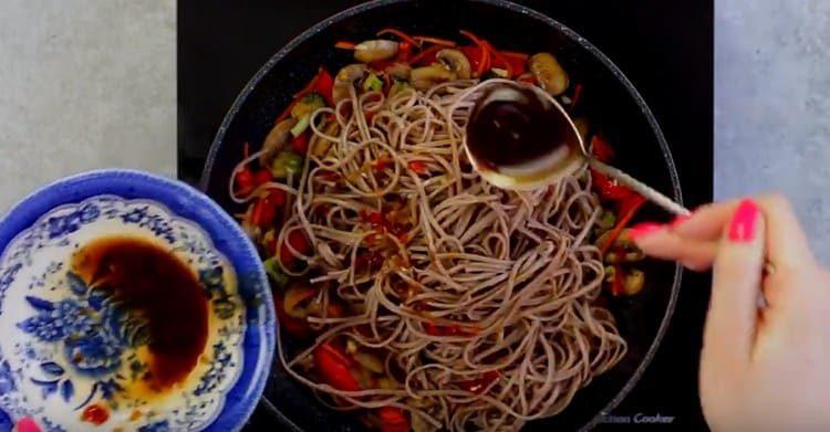 Distribuiamo le tagliatelle in una padella alle verdure con i funghi, aggiungiamo la salsa.