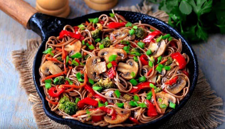 Secondo questa ricetta, i noodles di grano saraceno sono un meraviglioso piatto a tutti gli effetti.