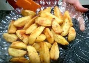 Appetitose patate fritte al forno: cuocere secondo la ricetta con foto passo passo.