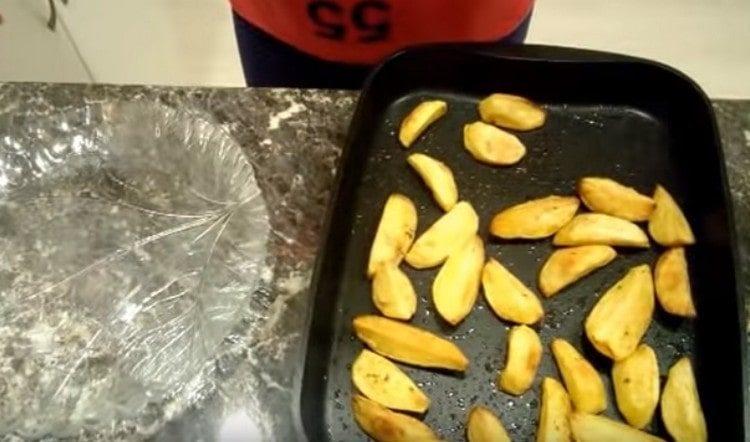 Prendiamo le patate dal forno, controlliamo la prontezza.