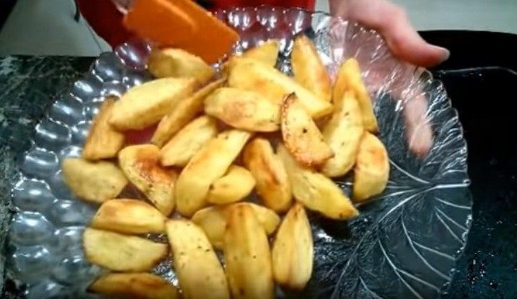 Le patate fritte al forno non sono meno gustose di quelle in padella.