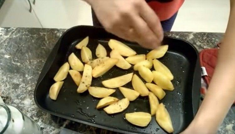 Patate, sale e pepe quasi finiti a piacere.