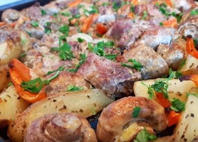 Forno con patate, carne e funghi al forno