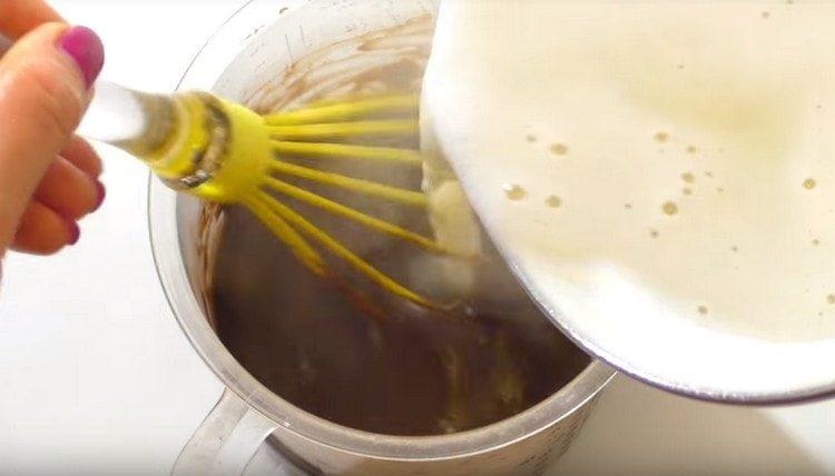 Nel vuoto di cioccolato introduciamo latte caldo e mescoliamo.