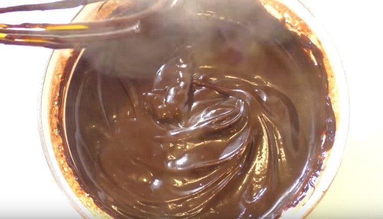 Aggiungi il burro, mescola e il cioccolato alla crema è pronto.