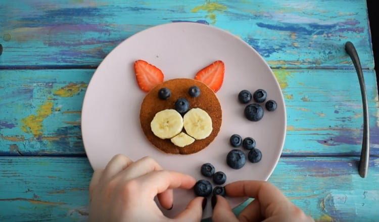 Decoriamo i pancake con la frutta.