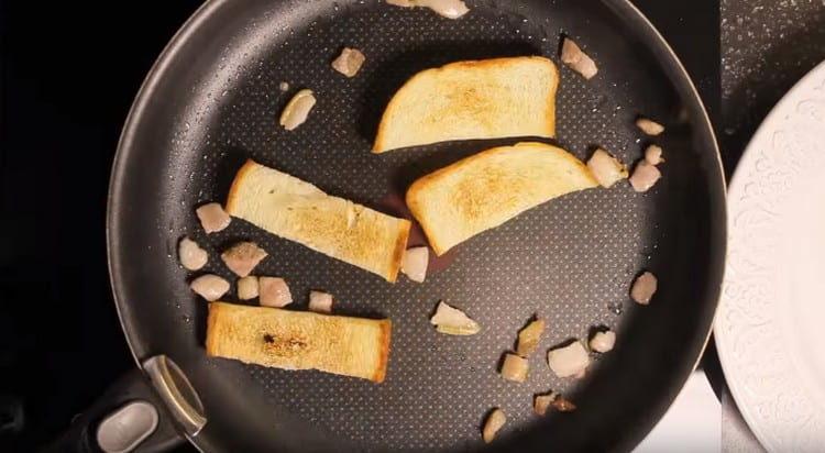 Insieme alla pancetta, friggi le fette di pane.