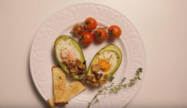 una colazione così avocado è nutriente e deliziosa.