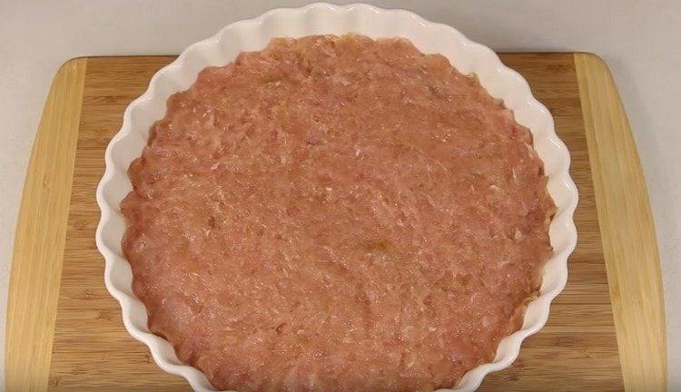 Dalla carne macinata facciamo la base della casseruola in una teglia.