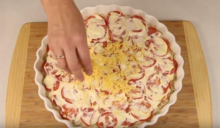 Cospargere con formaggio grattugiato piatto preparato a metà.