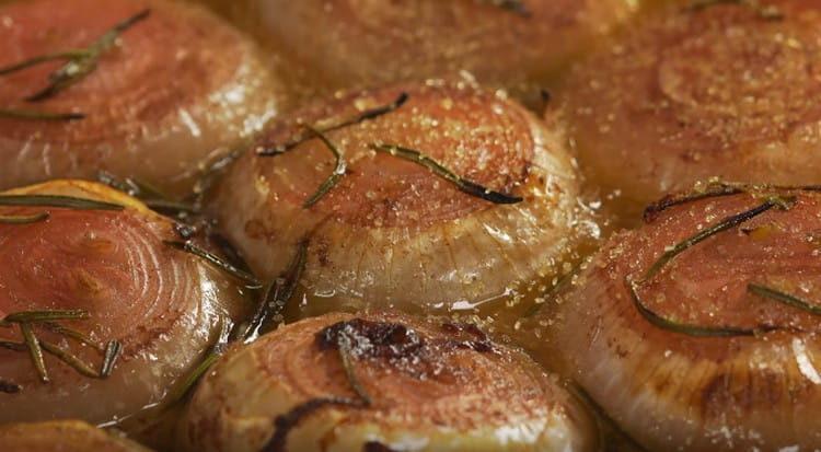 Espolseu la ceba acabada amb sucre i poseu-la al forn una mica de color marró.