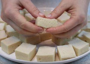 Stiamo preparando un marshmallow sano fatto in casa senza zucchero secondo una ricetta passo-passo con una foto.