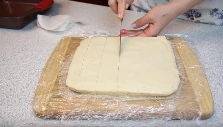 tagliare i marshmallow con un coltello. immerso in olio vegetale.