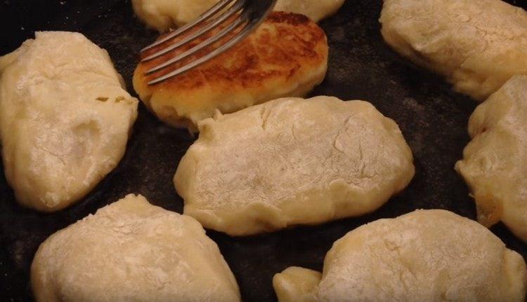 In primo luogo, friggere zrazy in una padella, quindi portare alla prontezza nel forno.