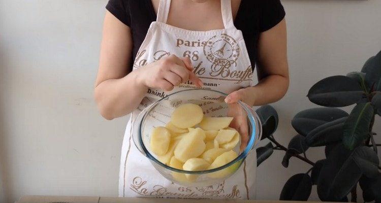 Bollire le patate fino a cottura.