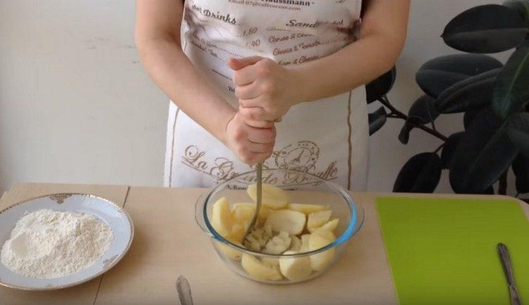 Abbiamo accuratamente schiacciato le patate lesse in purè di patate.